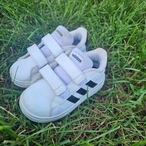 Adidas Kids 6.5 Black And White Hook and Loop closure sneakers